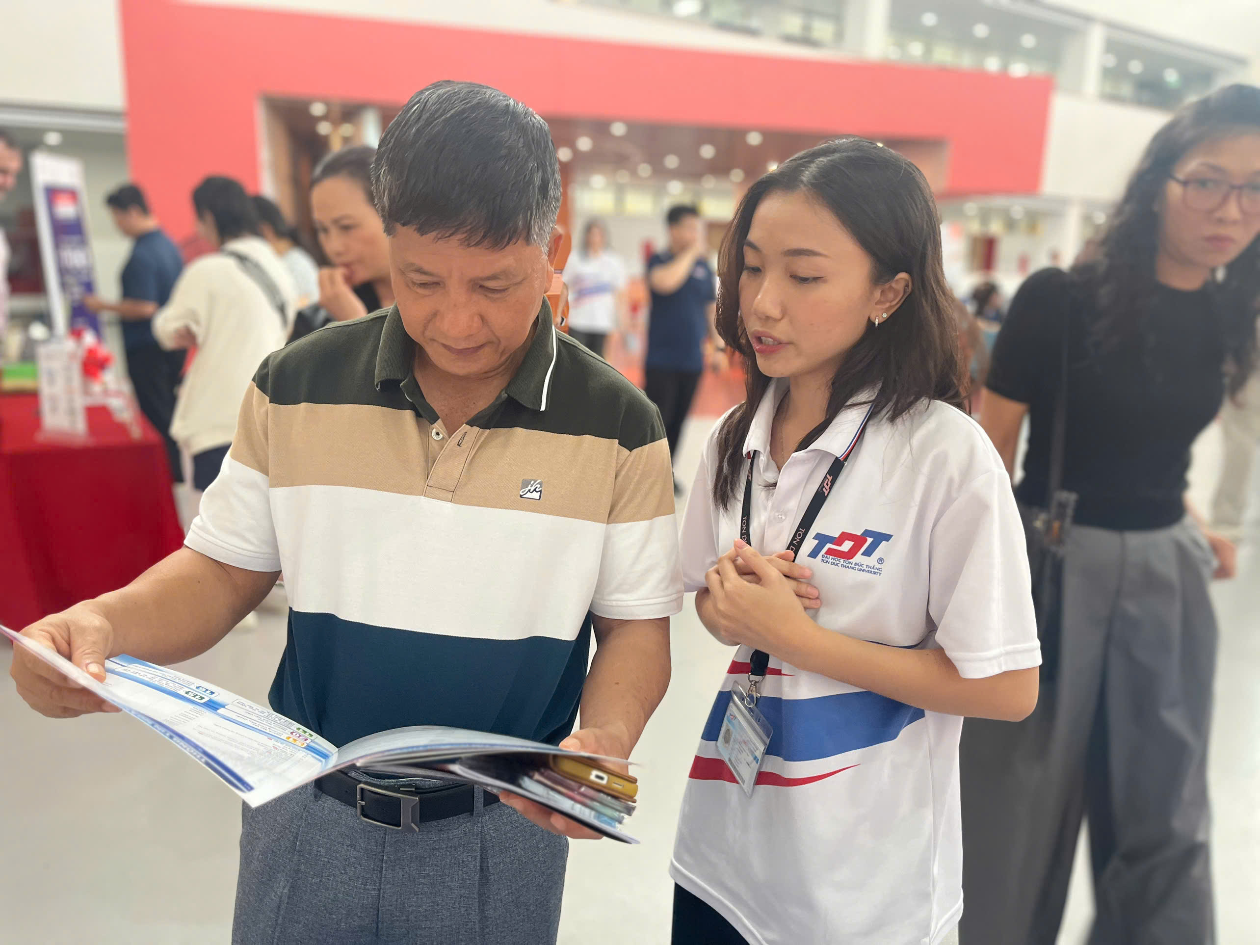 Phụ huynh lắng nghe tư vấn