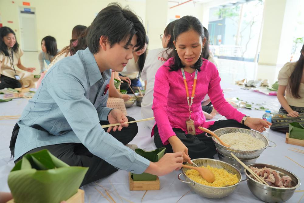 ...và tham gia các hoạt động, trải nghiệm tìm hiểu văn hóa truyền thống Tết Việt.