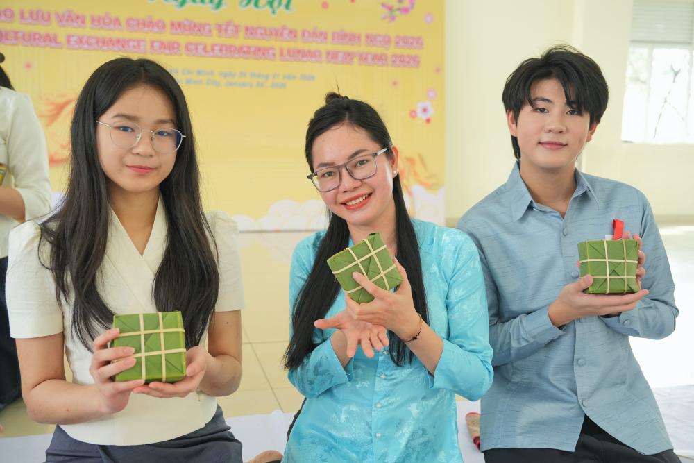 ...và tham gia các hoạt động, trải nghiệm tìm hiểu văn hóa truyền thống Tết Việt.