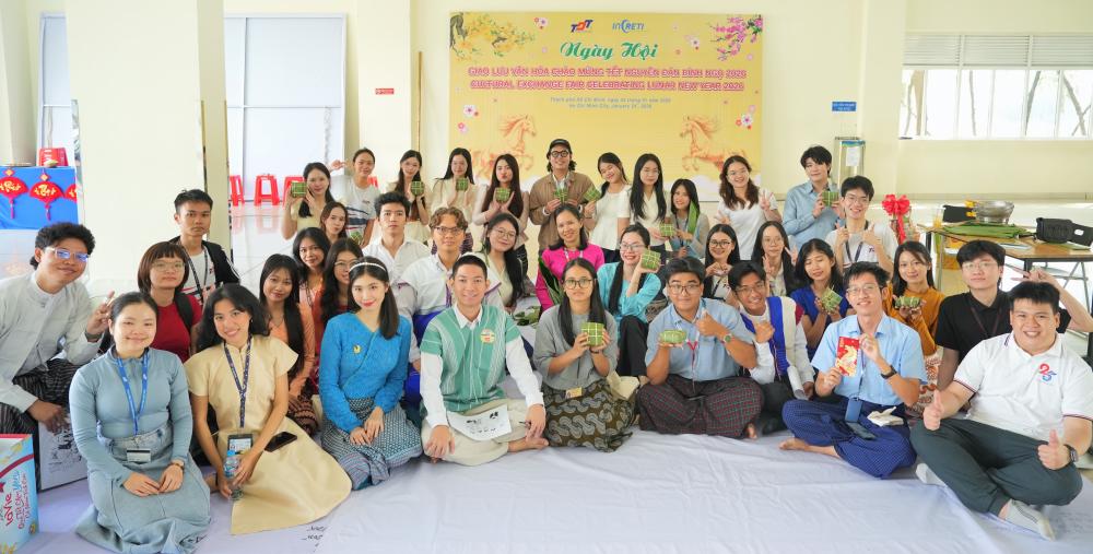 ...và tham gia các hoạt động, trải nghiệm tìm hiểu văn hóa truyền thống Tết Việt.