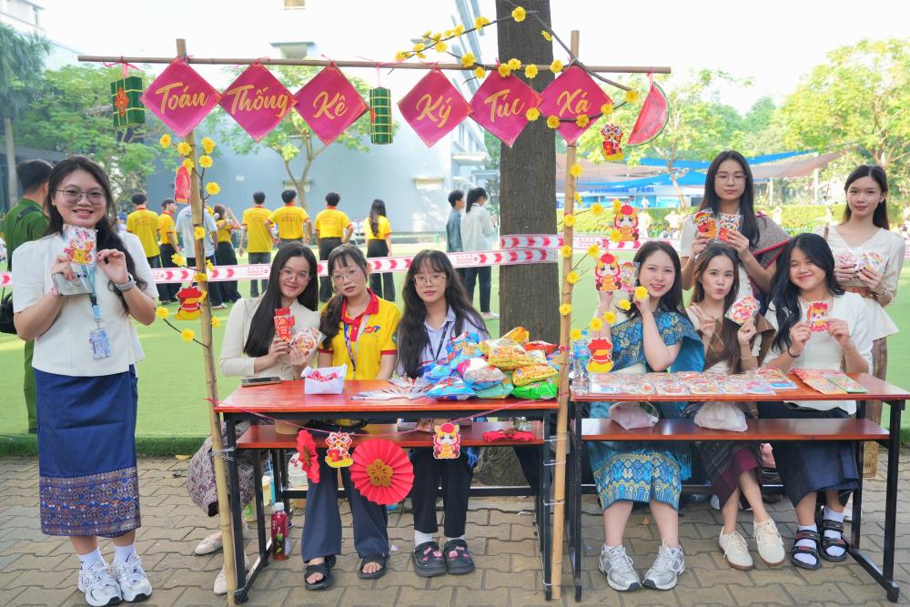 Những bức ảnh lưu niệm đại diện cho tinh thần đoàn kết, hữu nghị của cộng động sinh viên quốc tế TDTU