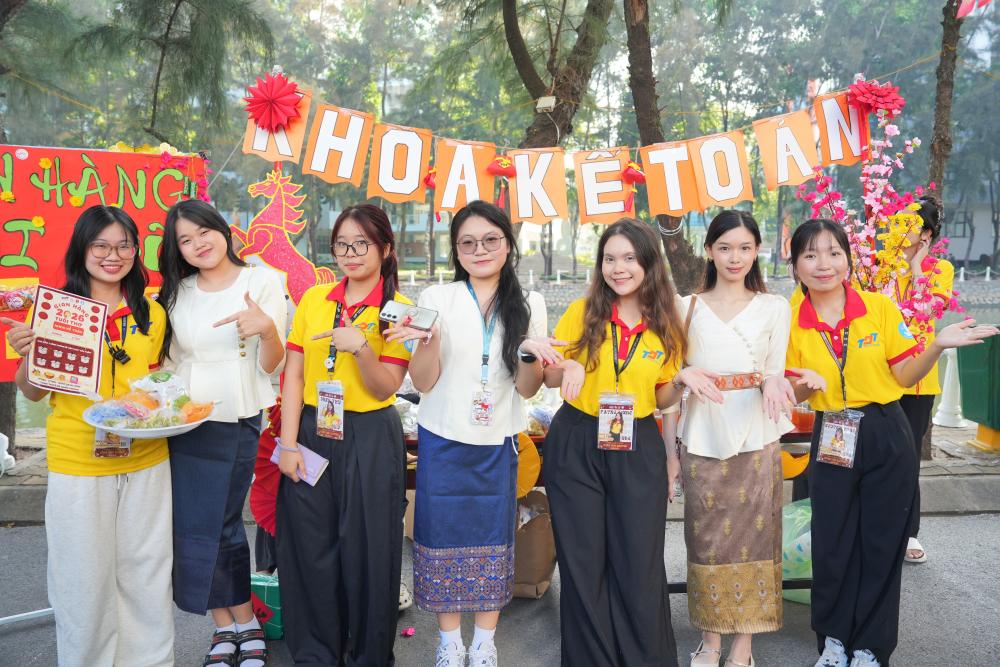 Những bức ảnh lưu niệm đại diện cho tinh thần đoàn kết, hữu nghị của cộng động sinh viên quốc tế TDTU