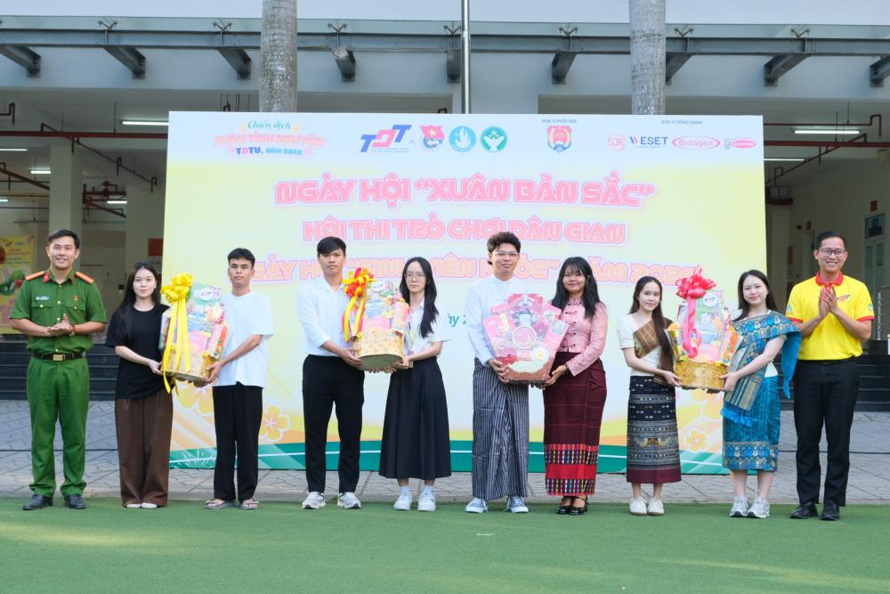Đồng chí Trần Lê Anh Huy –Bí Thư Đoàn trường TDTU (ngoài cùng bên phải) trao quà Tết cho đại diện lưu học sinh, sinh viên các nước