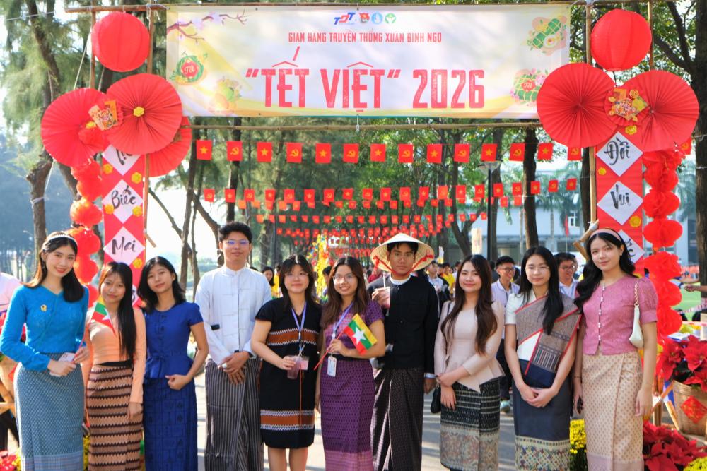 Sinh viên quốc tế hào hứng tham gia tìm hiểu, giao lưu văn hóa...