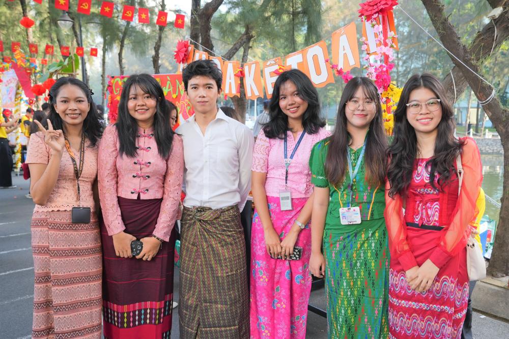 Sinh viên quốc tế hào hứng tham gia tìm hiểu, giao lưu văn hóa...