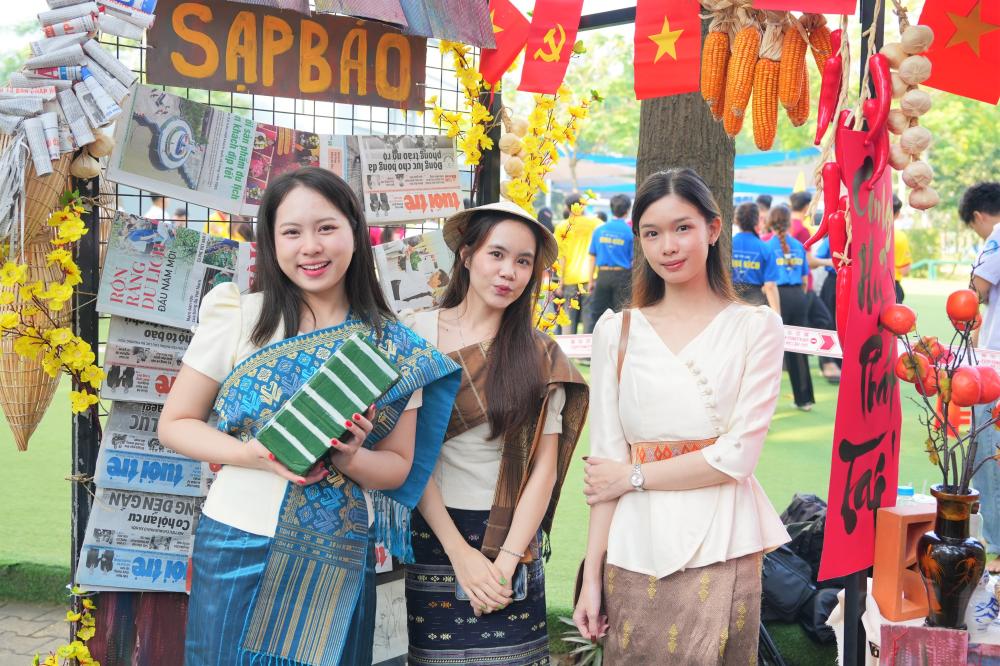 Sinh viên quốc tế hào hứng tham gia tìm hiểu, giao lưu văn hóa...