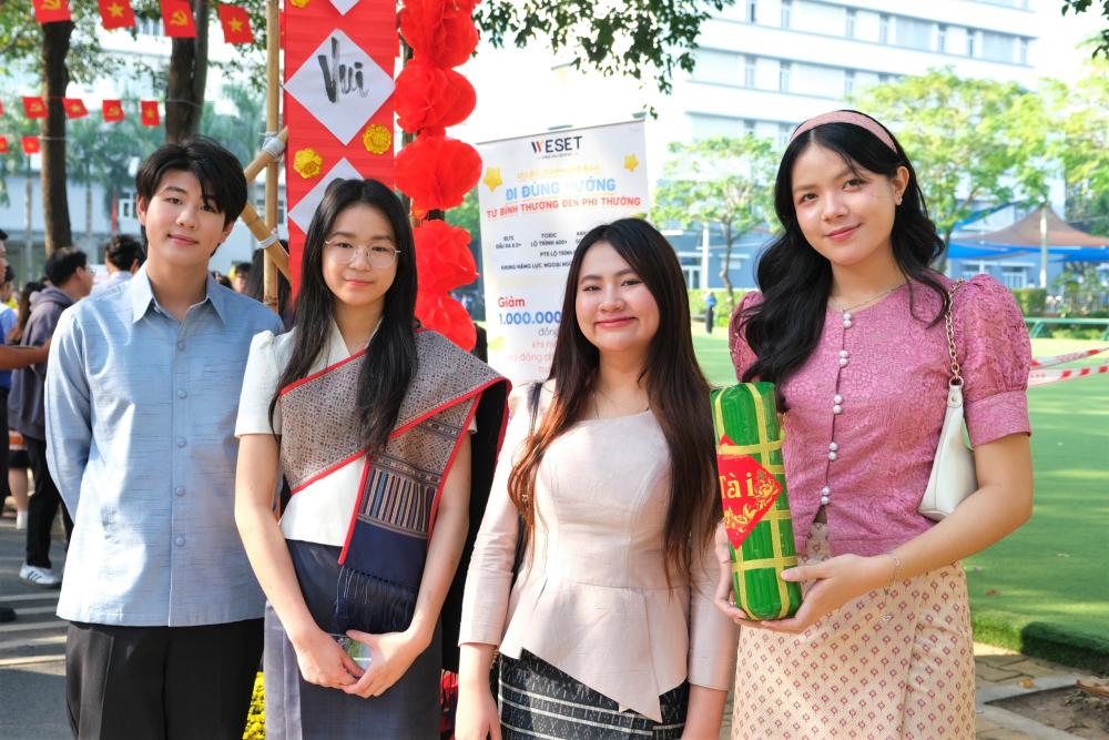 Sinh viên quốc tế hào hứng tham gia tìm hiểu, giao lưu văn hóa...