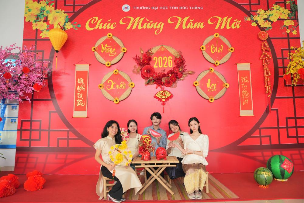 Sinh viên quốc tế hào hứng tham gia tìm hiểu, giao lưu văn hóa...