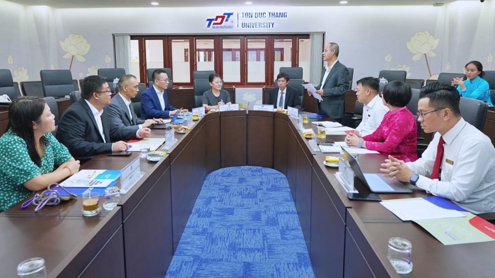 Ngày 12/10/2026, Trường Đại học Tôn Đức Thắng (TDTU) có buổi tiếp và làm việc với đoàn đại biểu Trường Đại học Sư phạm Thượng Hải (Shanghai Normal University – SHNU), Trung Quốc, nhằm trao đổi về việc triển khai các chương trình hợp tác hiện có và mở rộng hoạt động phối hợp trong đào tạo, nghiên cứu khoa học và trao đổi học thuật. Tại buổi làm việc, hai bên tập trung trao đổi các định hướng thúc đẩy hợp tác trong đào tạo và nghiên cứu, đặc biệt ở các lĩnh vực khoa học xã hội, khoa học chính trị, luật và những chuyên ngành cùng quan tâm. Các nội dung thảo luận bao gồm tăng cường trao đổi sinh viên, giảng viên; mời chuyên gia, giáo sư tham gia giảng dạy và nghiên cứu; phối hợp tổ chức hội thảo, tọa đàm và các hoạt động học thuật. Một nội dung trọng tâm là việc triển khai chương trình liên kết đào tạo trình độ đại học theo mô hình 2+2 cấp song bằng ngành Ngôn ngữ Trung Quốc giữa TDTU và SHNU. Hai trường đã tập trung trao đổi về tình hình thực hiện chương trình, các giải pháp nâng cao hiệu quả phối hợp trong đào tạo và hỗ trợ người học. Trong khuôn khổ chuyến thăm, đoàn SHNU cũng tham quan khuôn viên và cơ sở vật chất của TDTU, tìm hiểu môi trường đào tạo, nghiên cứu và các điều kiện phục vụ hoạt động học thuật tại Trường. SHNU là trường đại học tổng hợp trọng điểm của thành phố Thượng Hải, có thế mạnh trong các lĩnh vực giáo dục, ngôn ngữ, khoa học xã hội và nhân văn; đồng thời đào tạo đa ngành trong các lĩnh vực khoa học tự nhiên, kỹ thuật và nghệ thuật. TDTU và SHNU thiết lập quan hệ hợp tác từ năm 2024. Tháng 10/2025, đoàn công tác TDTU do PGS.TS. Trần Trọng Đạo dẫn đầu đã đến thăm và làm việc tại SHNU. Đến tháng 12/2025, hai trường tiếp tục ký kết và triển khai chương trình liên kết đào tạo 2+2 cấp song bằng ngành Ngôn ngữ Trung Quốc, đánh dấu bước phát triển cụ thể trong quan hệ hợp tác. Buổi làm việc là dịp để TDTU và SHNU tiếp tục củng cố quan hệ hợp tác, tạo điều kiện để hai trường tiếp tục nâng cao hiệu quả các chương trình hợp tác hiện có, đồng thời mở rộng cơ hội hợp tác trong đào tạo, nghiên cứu kho