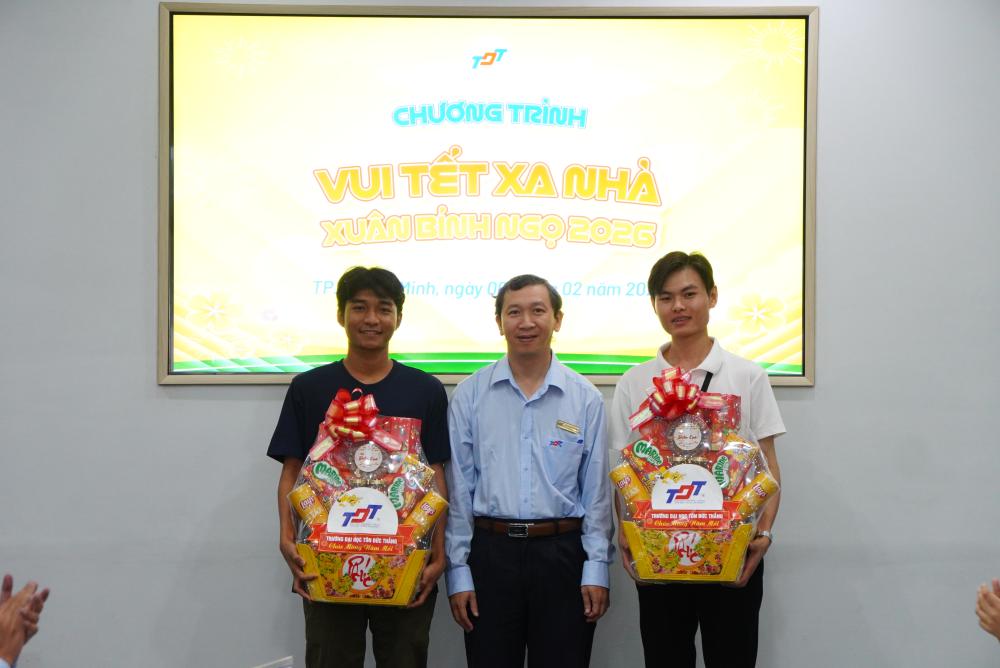 Đại diện Ban Giám hiệu, lãnh đạo các phòng/ban/khoa trao quà Tết cho các bạn lưu học sinh, sinh viên đón Tết xa gia đình