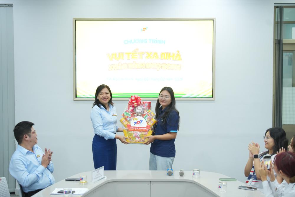 Đại diện Ban Giám hiệu, lãnh đạo các phòng/ban/khoa trao quà Tết cho các bạn lưu học sinh, sinh viên đón Tết xa gia đình