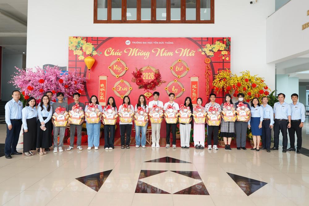 Các bạn lưu học sinh, sinh viên chụp ảnh lưu niệm cùng các thầy cô đại diện Ban Giám hiệu, lãnh đạo các phòng/ban/khoa