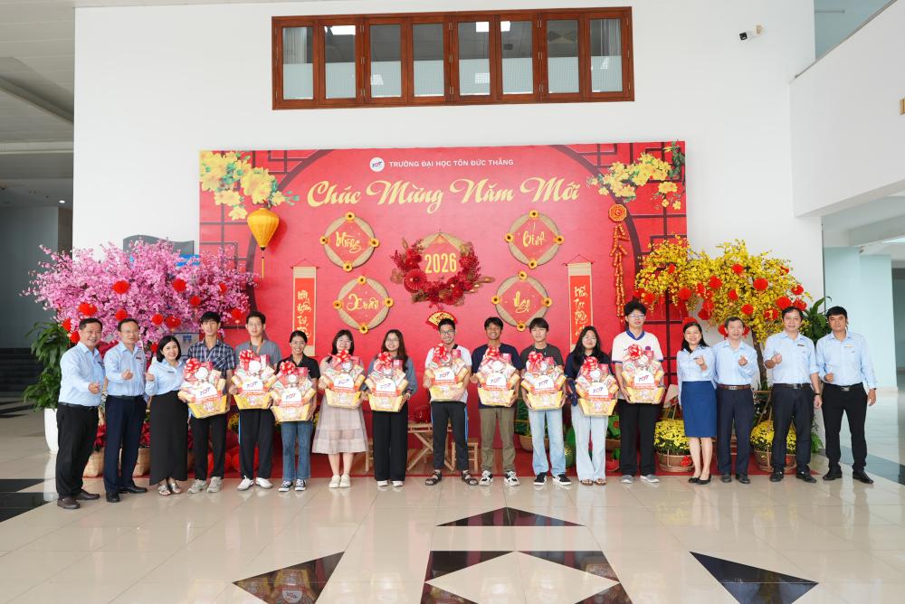 Các bạn lưu học sinh, sinh viên chụp ảnh lưu niệm cùng các thầy cô đại diện Ban Giám hiệu, lãnh đạo các phòng/ban/khoa