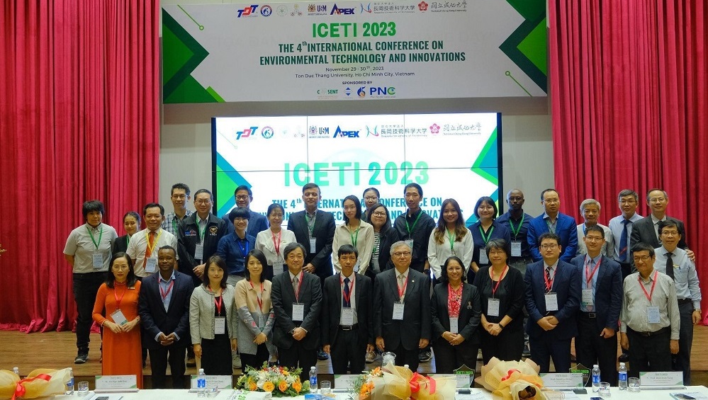 ICETI 2023 Organizing Committee in a group photo with scientists
