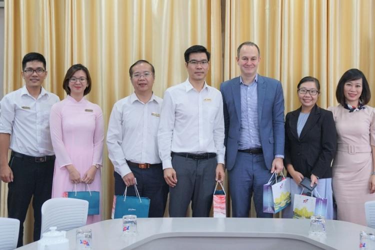 Memorable photo of New Zealand delegation and TDTU representatives